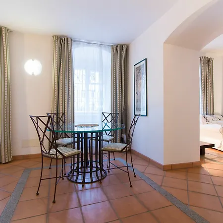 Attic Hroznova - Charles Bridge براغ