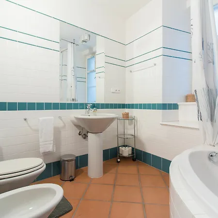 Attic Hroznova - Charles Bridge * براغ