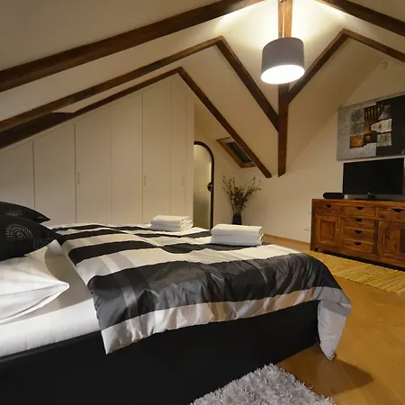 Attic Hroznova - Charles Bridge براغ