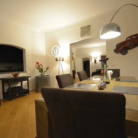 Attic Hroznova - Charles Bridge براغ