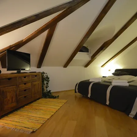 Attic Hroznova - Charles Bridge * براغ