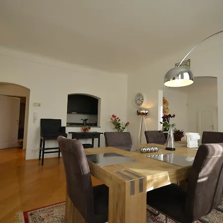 Attic Hroznova - Charles Bridge Prag