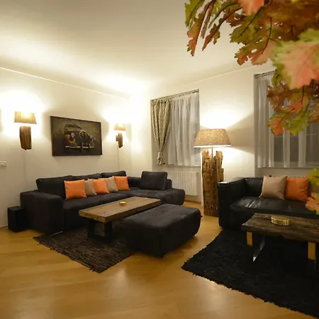 Attic Hroznova - Charles Bridge * براغ
